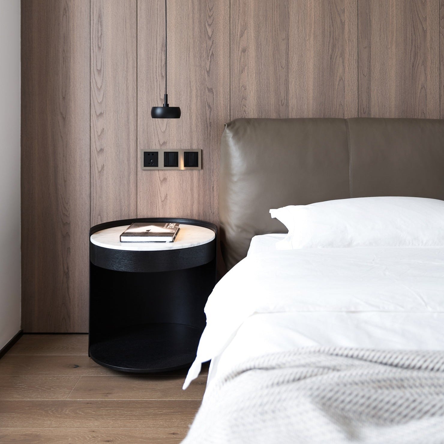 C06B0502.00.0001-HARMONCarraraMarbleBlackWalnut